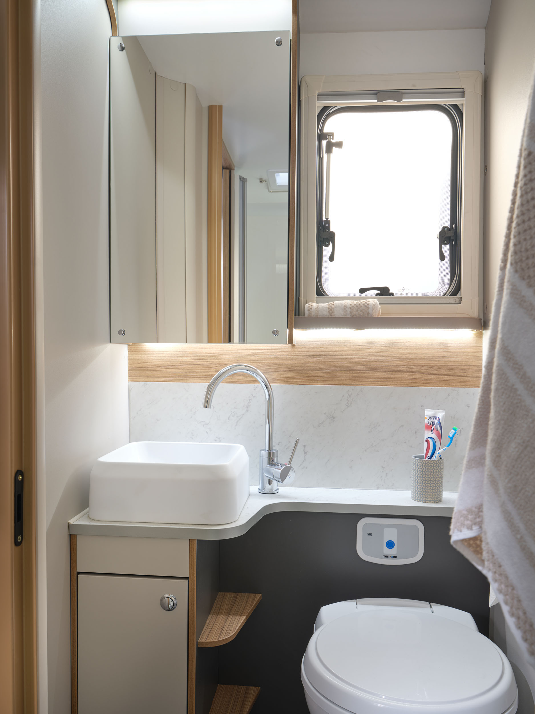 Adamo 75-4i Washroom